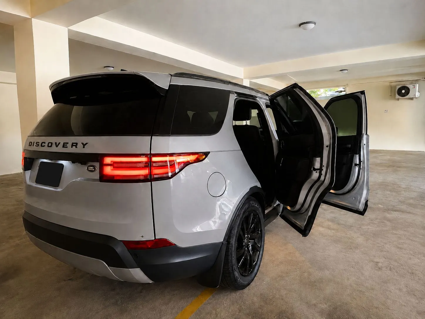 Land Rover Discovery for premium car rental Jamaica with Shft Rentals